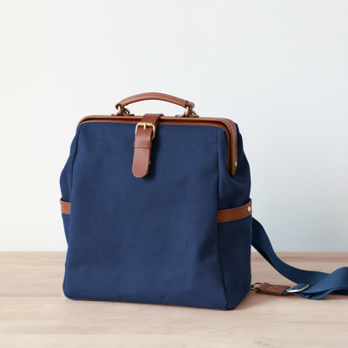 帆布×革の組み合わせ」口枠リュック フラットタイプのがま口