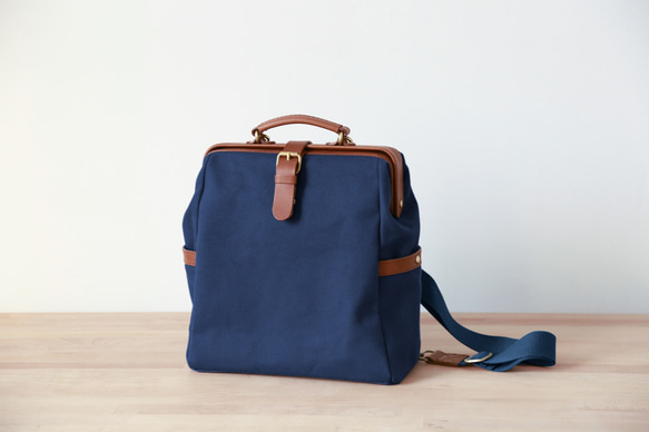 「帆布x皮革組合」框架背包扁平式扣環手工經典背包 第2張的照片