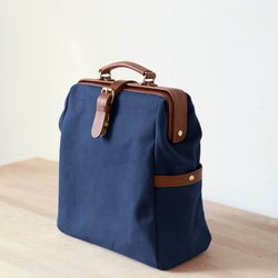 「帆布x皮革組合」框架背包扁平式扣環手工經典背包 第3張的照片