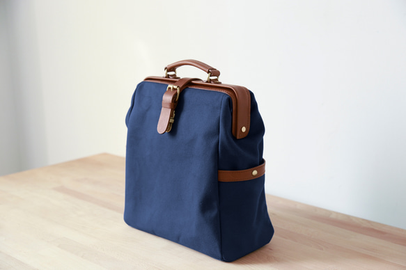 「帆布x皮革組合」框架背包扁平式扣環手工經典背包 第3張的照片