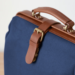 「帆布x皮革組合」框架背包扁平式扣環手工經典背包 第17張的照片