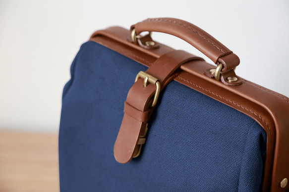 「帆布x皮革組合」框架背包扁平式扣環手工經典背包 第17張的照片