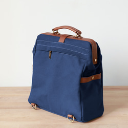 「帆布x皮革組合」框架背包扁平式扣環手工經典背包 第5張的照片