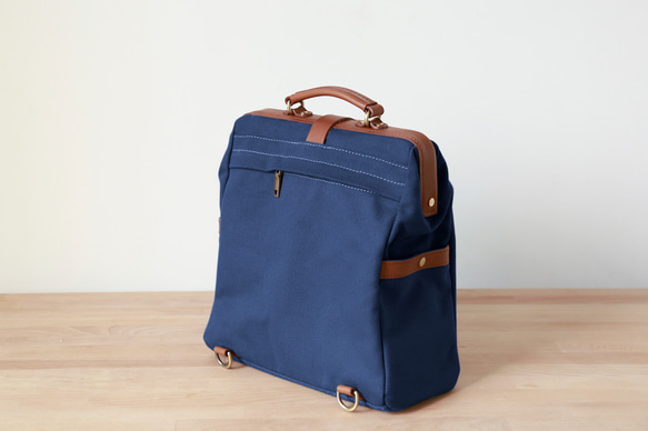 「帆布x皮革組合」框架背包扁平式扣環手工經典背包 第5張的照片