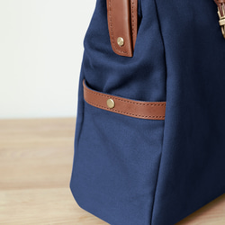 「帆布x皮革組合」框架背包扁平式扣環手工經典背包 第7張的照片