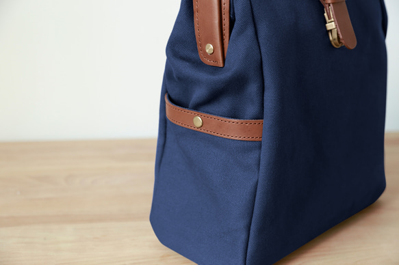 「帆布x皮革組合」框架背包扁平式扣環手工經典背包 第7張的照片