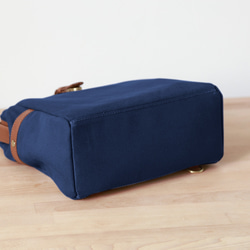 「帆布x皮革組合」框架背包扁平式扣環手工經典背包 第10張的照片