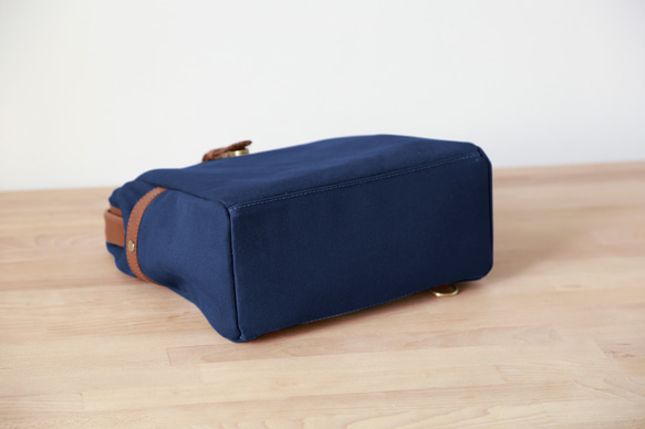 「帆布x皮革組合」框架背包扁平式扣環手工經典背包 第10張的照片