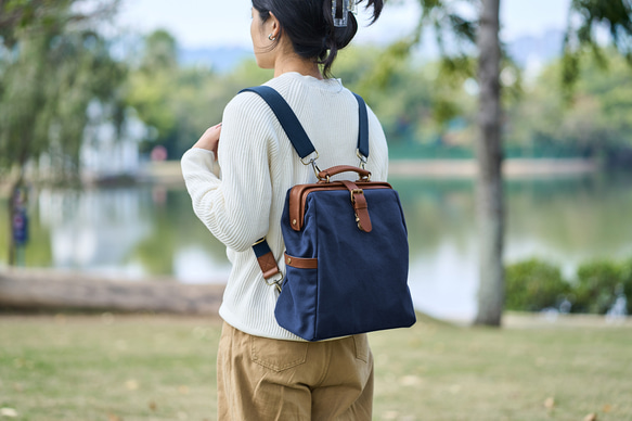 「帆布x皮革組合」框架背包扁平式扣環手工經典背包 第16張的照片