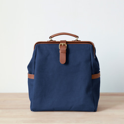 「帆布x皮革組合」框架背包扁平式扣環手工經典背包 第4張的照片