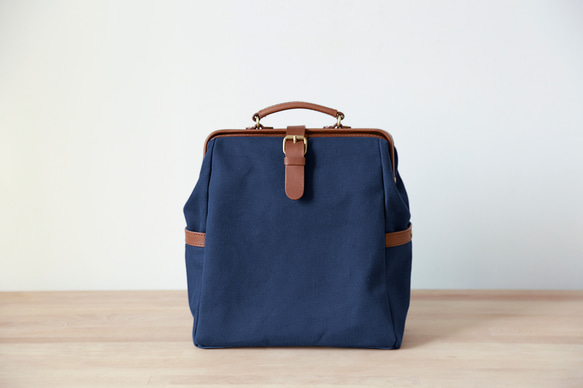 「帆布x皮革組合」框架背包扁平式扣環手工經典背包 第4張的照片