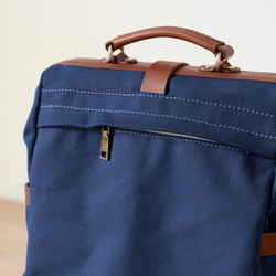 「帆布x皮革組合」框架背包扁平式扣環手工經典背包 第8張的照片