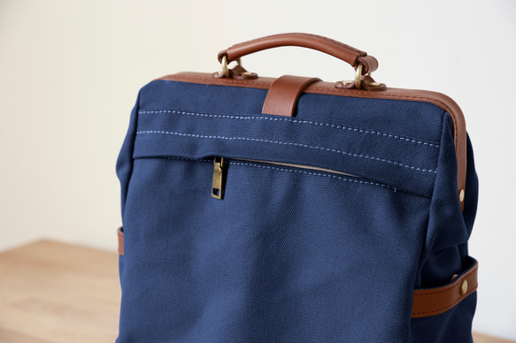 「帆布x皮革組合」框架背包扁平式扣環手工經典背包 第8張的照片