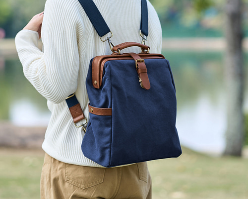帆布×革の組み合わせ」口枠リュック フラットタイプのがま口