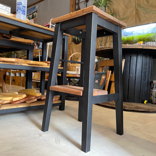 在庫あり 椅子 スツール キッチン リビング ダーク ブラック 杉材 天然木