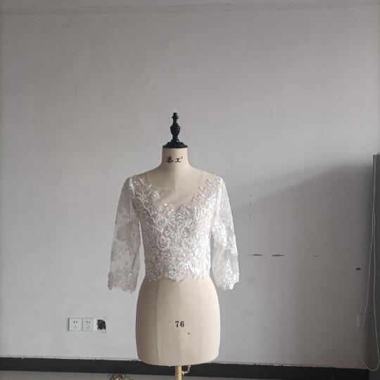 可憐な花刺繍のトップス ボレロ Vネック 七分袖丈 くるみボタン 結婚式 拳式