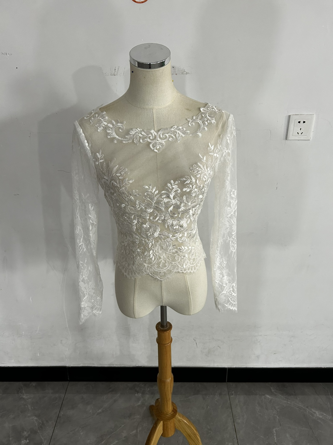 ボレロ ロングスリーブ 背中見せ エレガントレース くるみボタン 結婚式 拳式