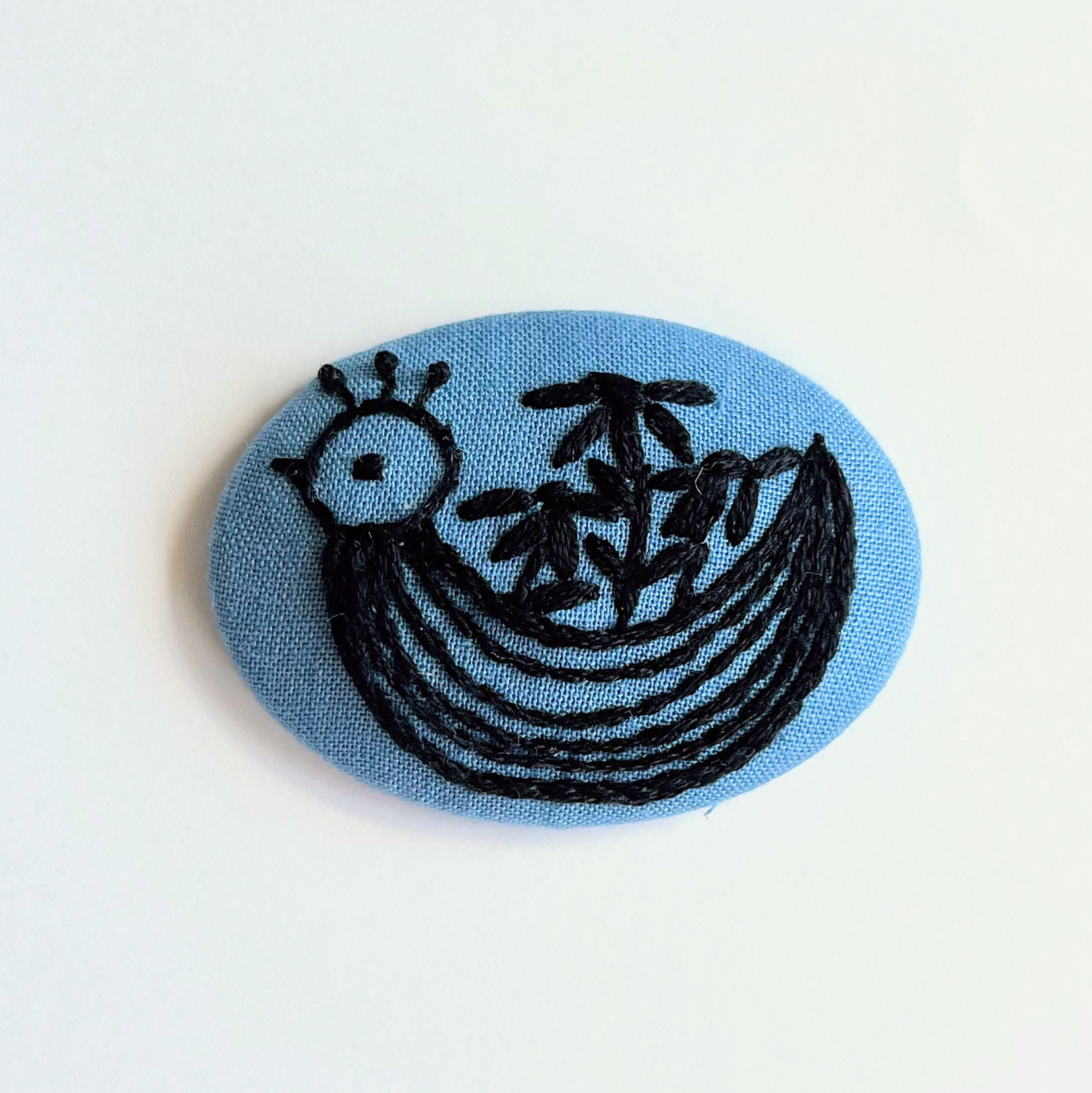 北欧風ことりの花籠の刺繍ブローチ【kotori】#291