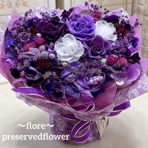 薔薇プリザーブドフラワー　リボン　花器　ワイヤー　紫陽花　パールまとめ売り 送料無料、ラッピング込】紫、白ミックスバラ花束プリザーブド