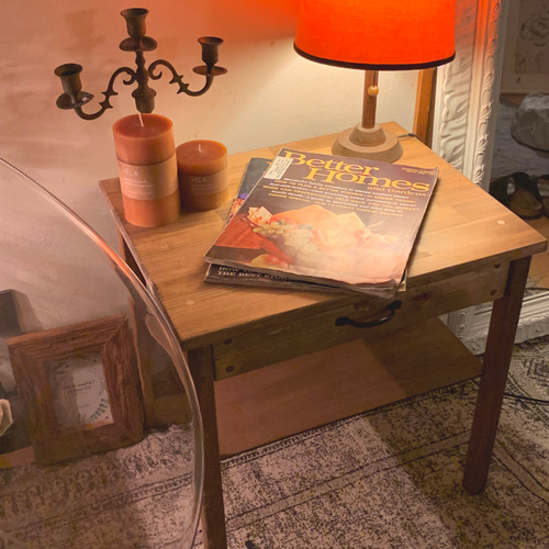 ベッドサイドにあると便利なサイドテーブル【棚・引き出しつき