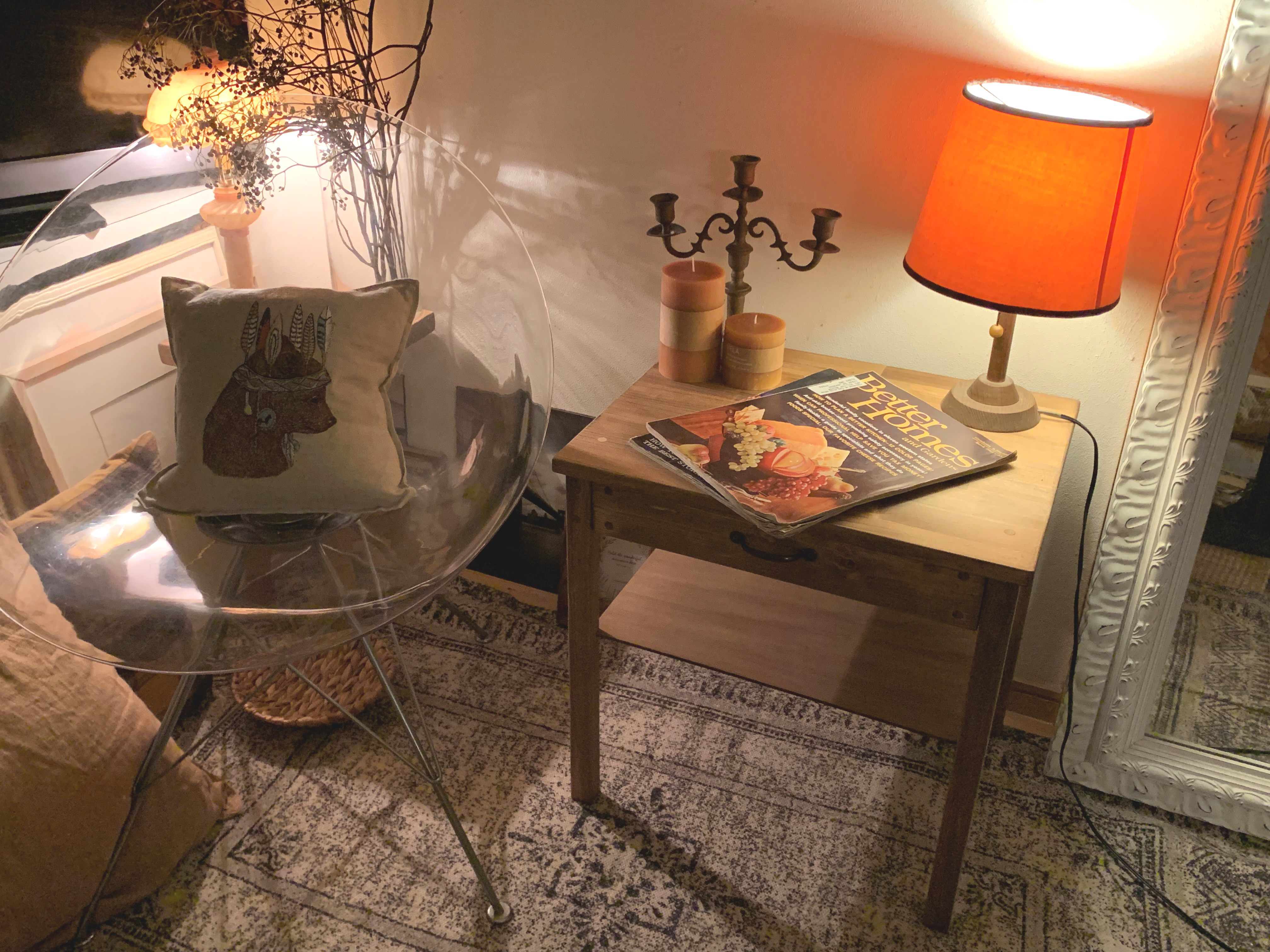 ベッドサイドにあると便利なサイドテーブル【棚・引き出しつき】