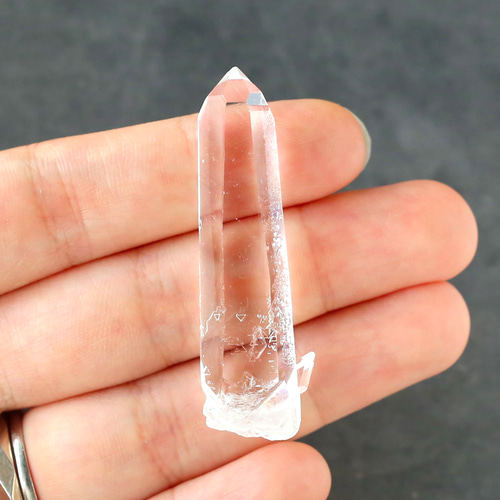 ５５％以上節約 ヴィジョンクォーツ 水晶 お守り 鉱物 希少 天然石 置物