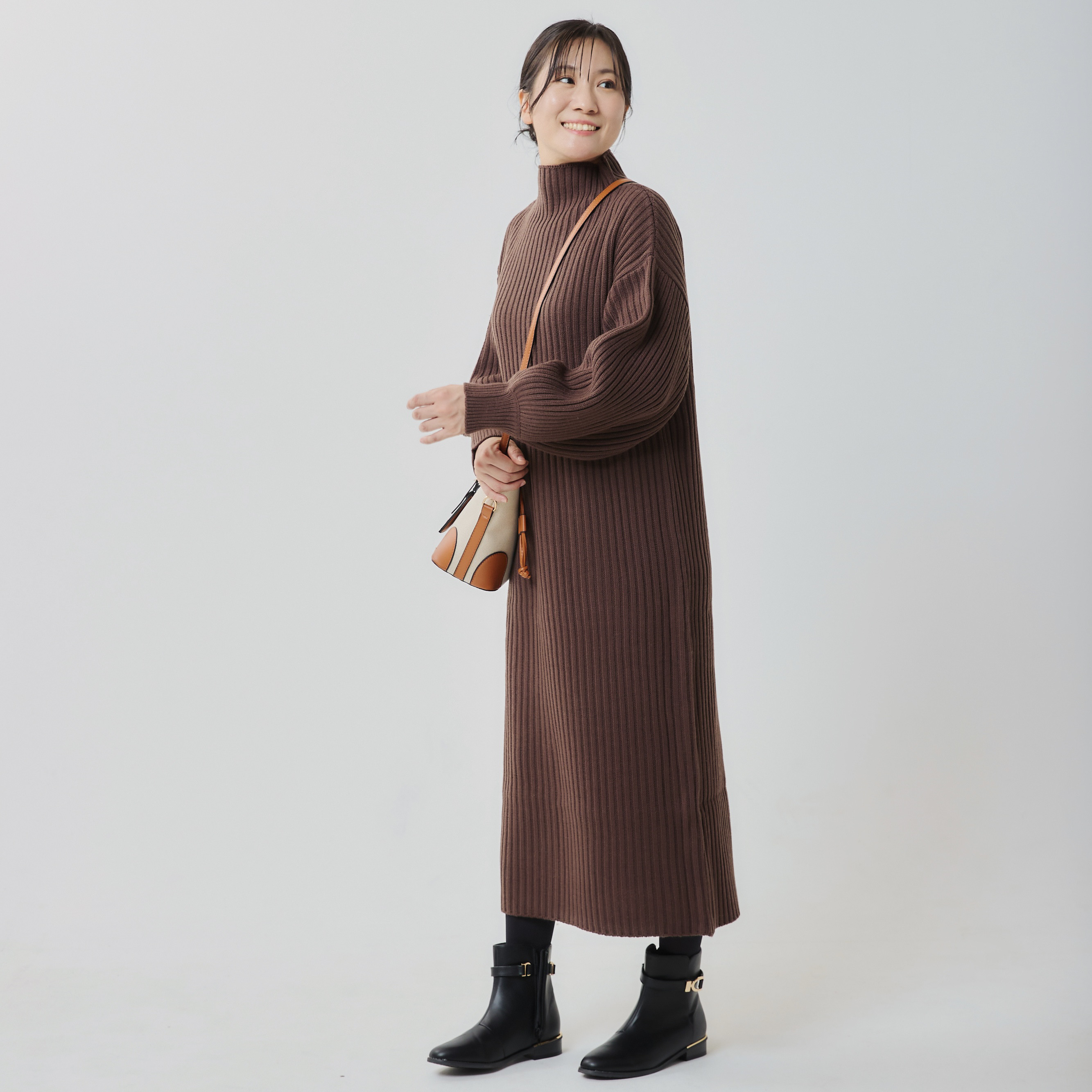 【楽ちん1枚でコーデが完成】 ぽわん袖のニットワンピース ブラウン FREE　送料無料