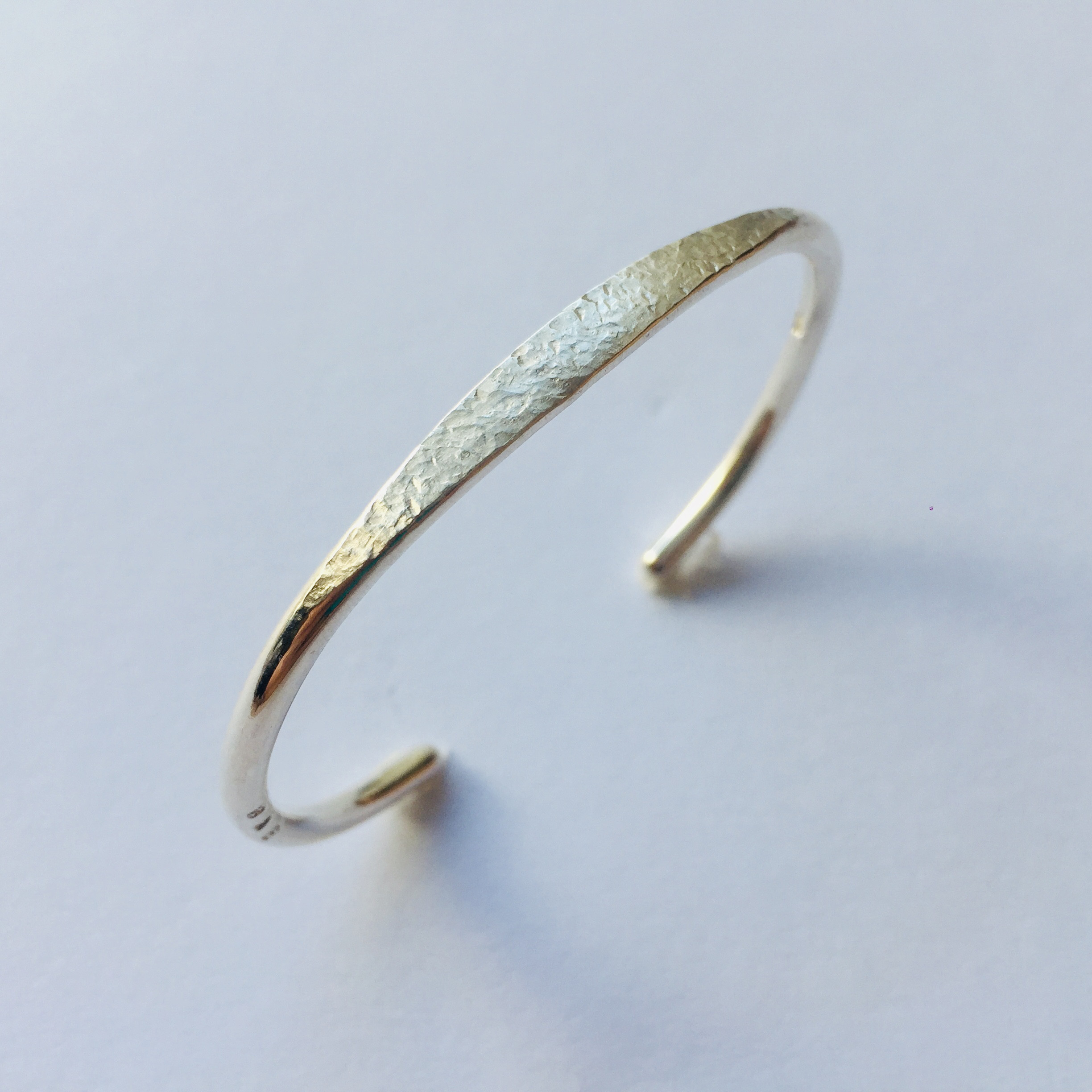 オーバル・異なる質感・シルバーバングル