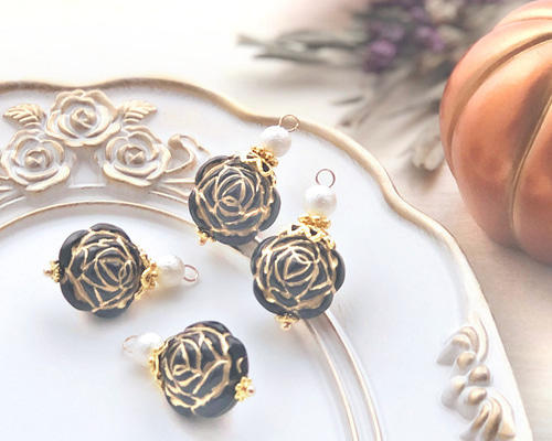 【新作】薔薇あみあみ転写模様ピアス　イヤリング〜black〜 黒薔薇チャーム4個【a5212 アンティーク調 バラの花ピアス