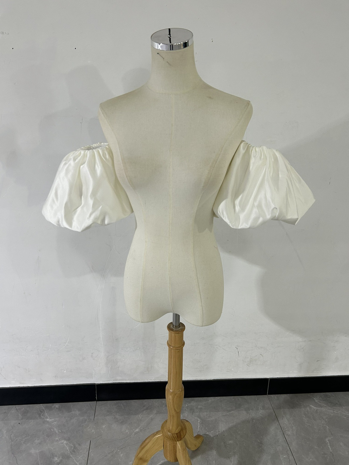 送料無料！高級サテン アイボリー 取り外し袖  ショルダーの付け袖 パフスリーブ オーダー可能 二の腕を隠せるお袖