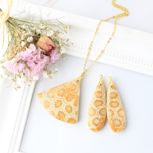 春 ピンクフォッシルコーラルとサファイアのピアスチャーム