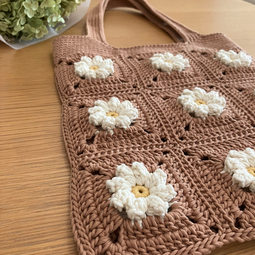 ミクサージュ 花モチーフ付きブラウン編みトートバッグ ミクサージュ 花モチーフ付きブラウン編みトートバッグ 花びら