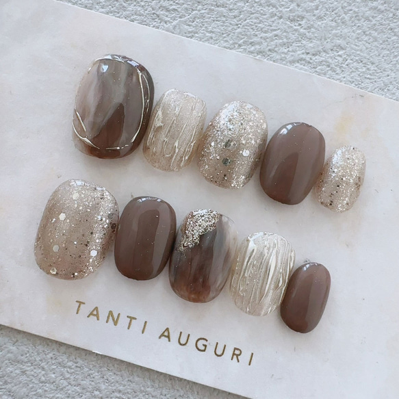 何にでも使える 茶色 ネイルチップ 短め 小さい爪用 ベリーショート ブラウン 金 ゴールド 小さめ お呼ばれ パーティ 2枚目の画像