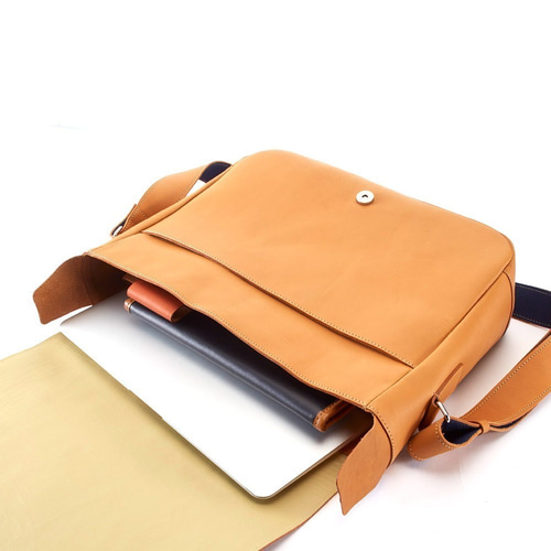 メッセンジャーバッグ 本革 A4/B5サイズ 通勤 PCが入るカジュアルな