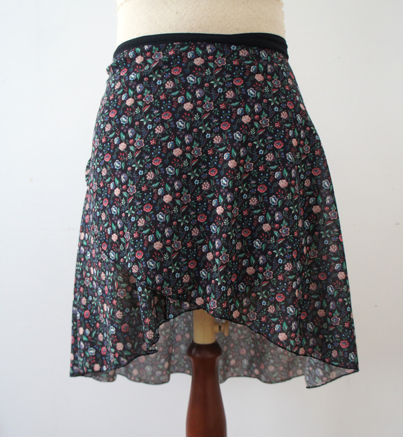 バレエ　ラップスカート[フラワー・ブラック52-122]W158Black flower mix 3枚目の画像