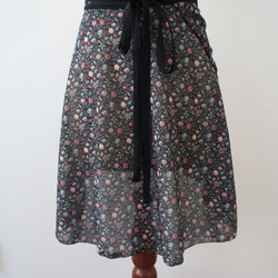 バレエ　ラップスカート[フラワー・ブラック52-122]W158Black flower mix 4枚目の画像
