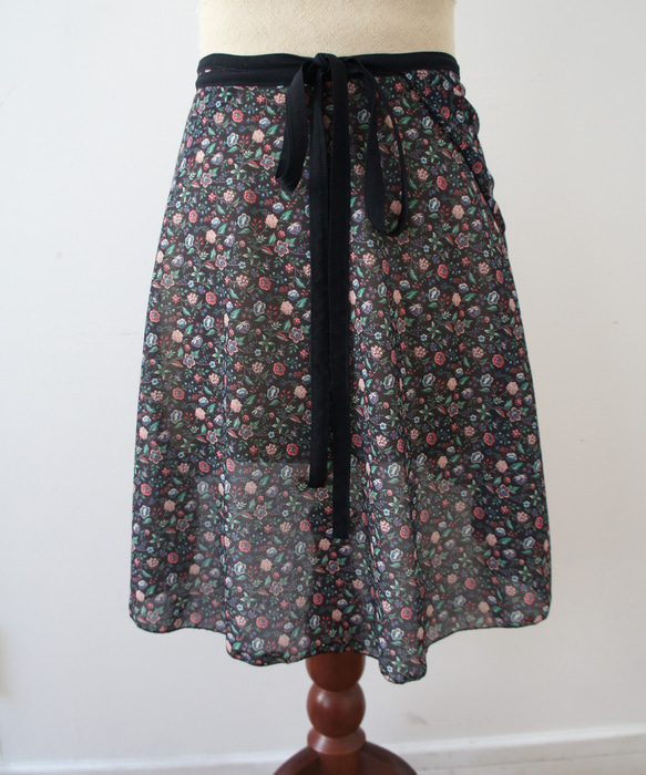 バレエ　ラップスカート[フラワー・ブラック52-122]W158Black flower mix 4枚目の画像