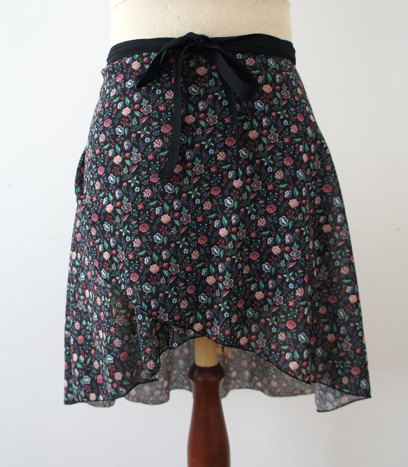 バレエ　ラップスカート[フラワー・ブラック52-122]W158Black flower mix 2枚目の画像