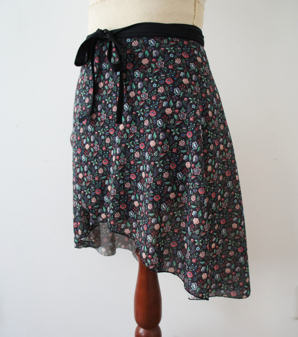 バレエ　ラップスカート[フラワー・ブラック52-122]W158Black flower mix 6枚目の画像