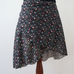 バレエ　ラップスカート[フラワー・ブラック52-122]W158Black flower mix 1枚目の画像