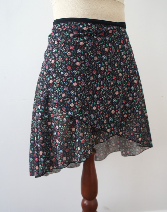 バレエ　ラップスカート[フラワー・ブラック52-122]W158Black flower mix 1枚目の画像