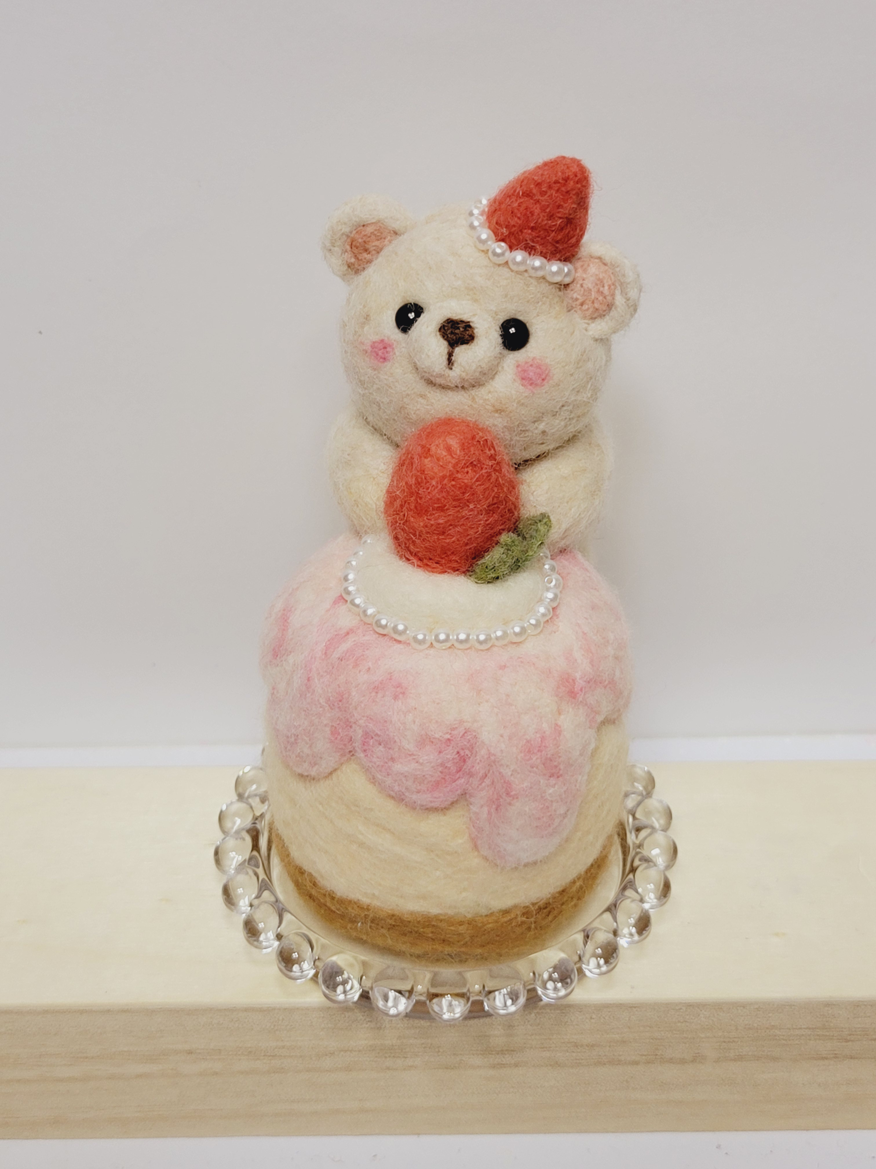 ✿羊毛フェルト✿ピンク✿帽子のくまさん✿苺のポーチ✿ ✿羊毛フェルト✿ピンク✿帽子のくまさん✿苺のポーチ✿