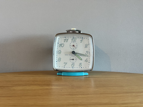 国産の古いレトロな目覚まし時計 SEIKO 置き時計 ゼンマイ式