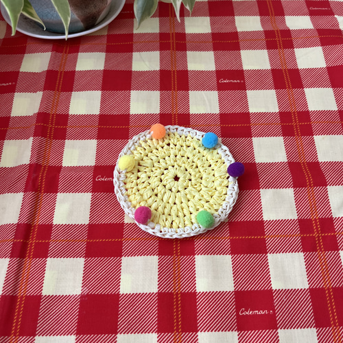 キッチュでレトロなクリームソーダカラーのかぎ針編みコースター