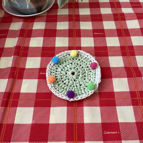 キッチュでレトロなクリームソーダカラーのかぎ針編みコースター