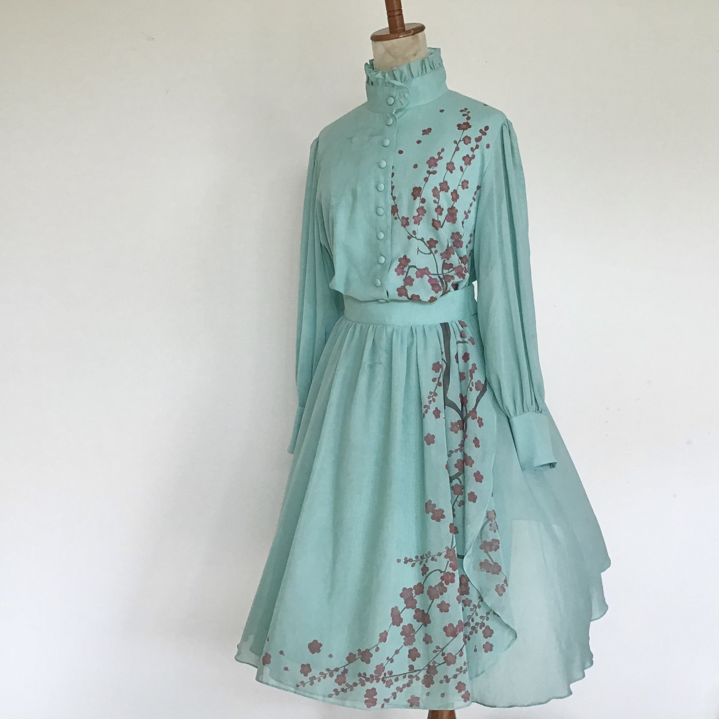 型染　梅の枝　くるみボタンブラウス