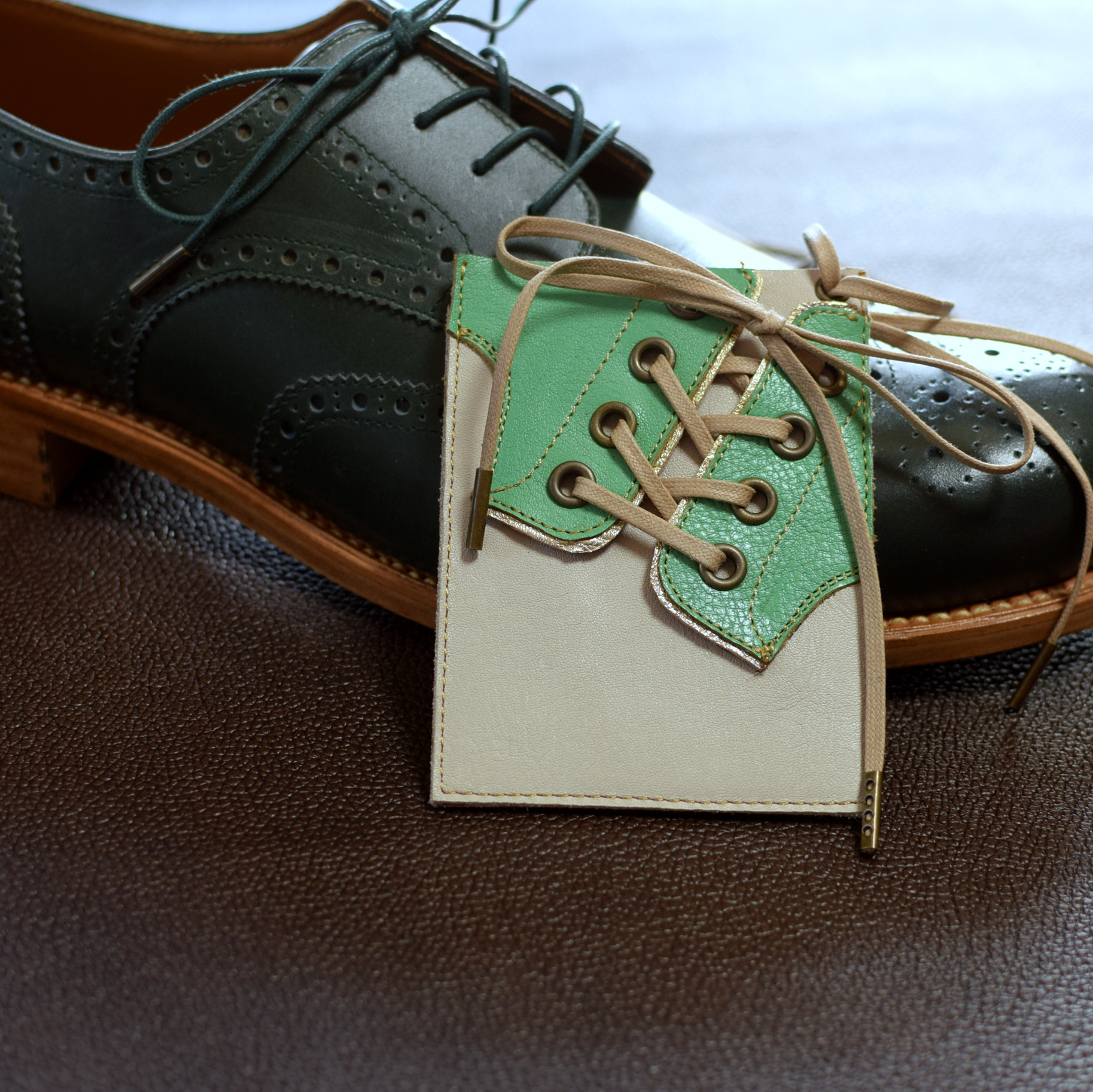 【靴職人が作る】外羽根短靴をモチーフにしたレザーカードケース【本革製】