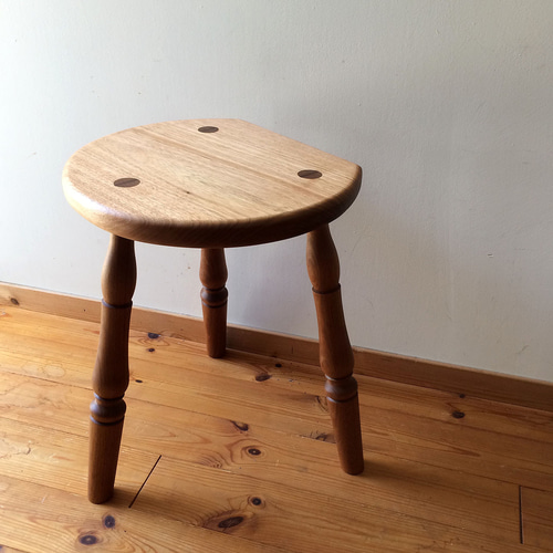 3本脚スツール クルミ ch24083 椅子（チェアー）・スツール 工房