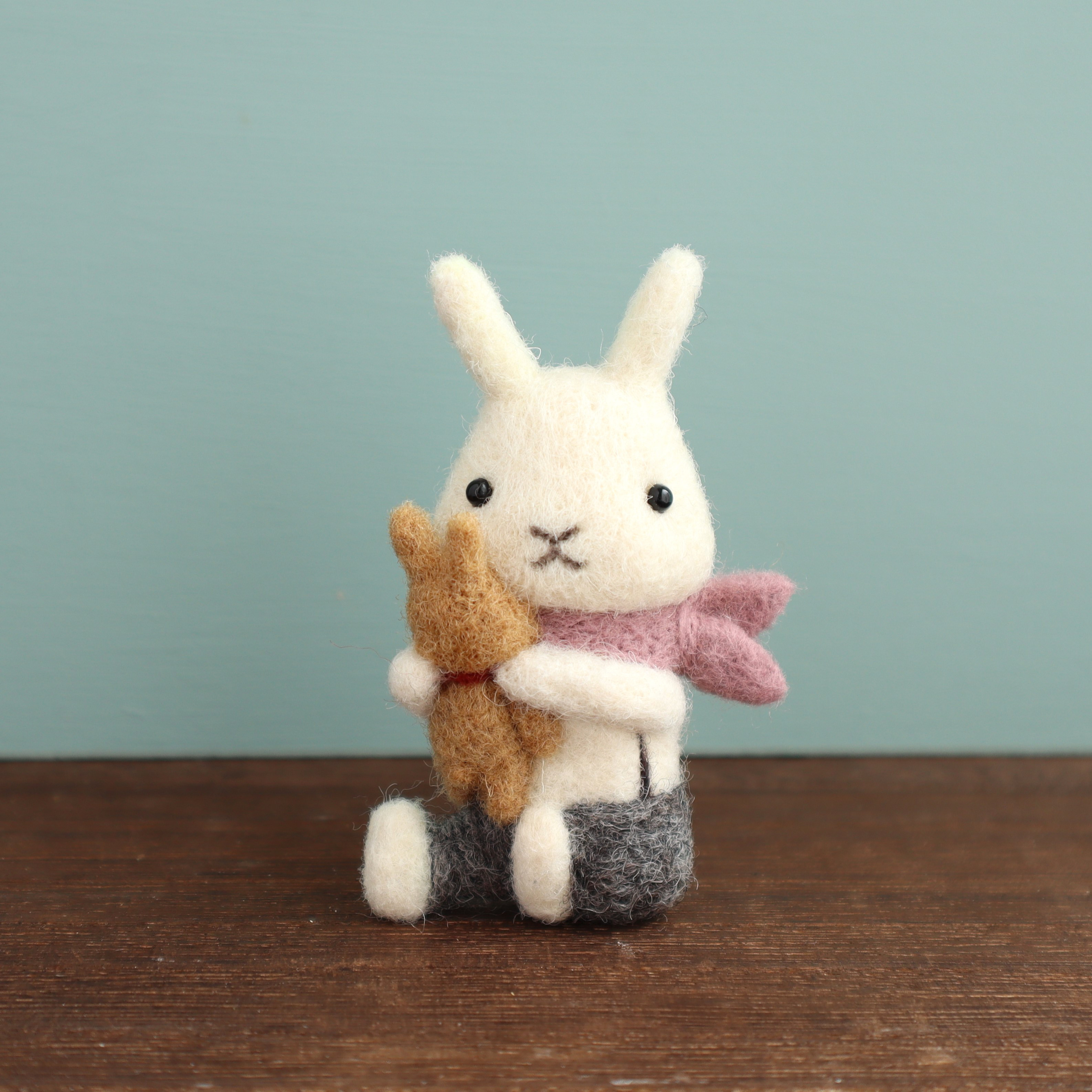 羊毛フェルトブローチ　ウサギ　ホワイト座り・ギュッ！（スカーフ/くすみピンク）