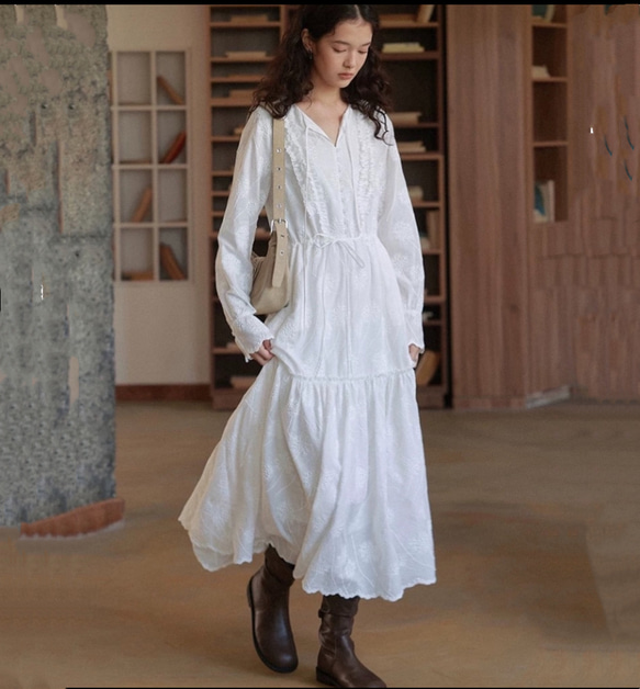 大人上品なフラワー刺繡コットン フリルVネック長袖ワンピース